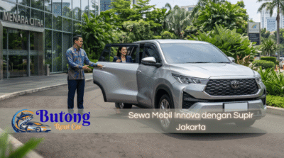 Supir Butong Rent Car berseragam batik membukakan pintu Innova Zenix untuk penumpang di depan Menara Citra, layanan sewa mobil Innova dengan supir Jakarta yang profesional.