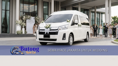 Sewa Hiace Jakarta untuk pernikahan, mobil putih dengan dekorasi di depan gedung